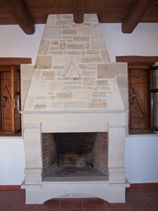 Pour ajouter de la chaleur et du caractère à votre maison vous pouvez faire votre choix dans notre gamme de cheminées et d'autres constructions traditionnelles